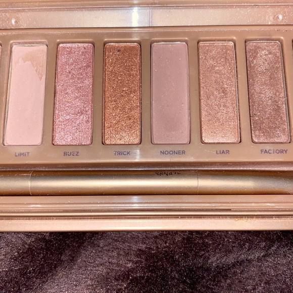 Urban Decay Naked Eyeshadow Palette in Naked3 used. - Picture 4 of 8